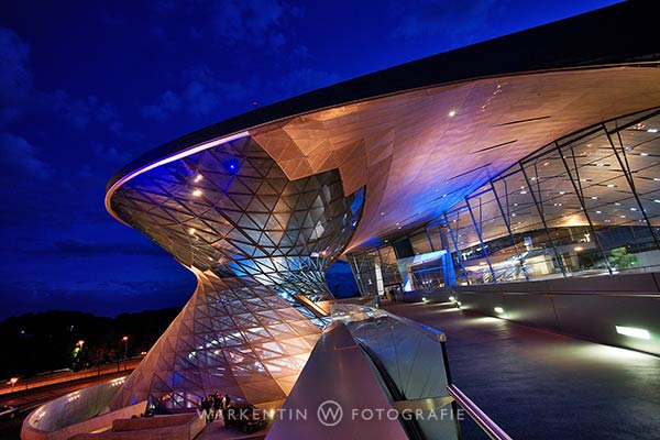 Brilliante Nachtaufnahmen wie hier von der BMW-Welt in MÃ¼nchen gelingen mit Stativ problemlos. (Foto: Karl H. Warkentin)