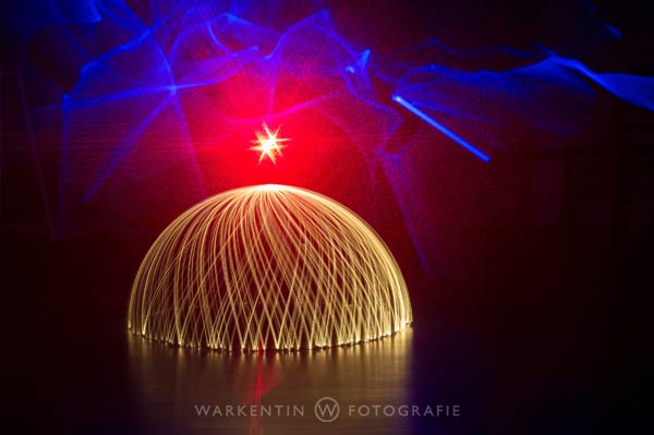 Lightpainting, egal ob im Studio oder draussen, ist ohne Stativ nicht möglich. (Foto: Karl H. Warkentin)