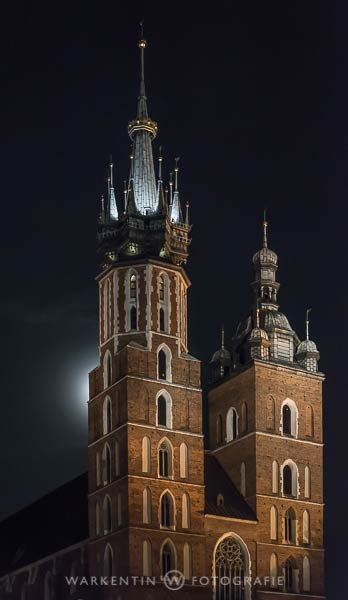 Die BildqualitÃ¤t wird bei Nacht optimal durch Verwendung eines Statives, wie hier bei der St.-Marie Basilika in Krakau. (Foto: www.warkentin-fotografie.de, Kartl H. Warkentin)