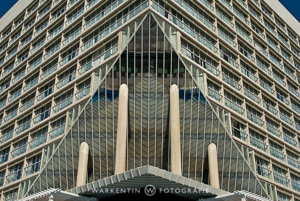 Man erhält eine exakt symmetrische Komposition mit einem Stativ viel leichter und besser, hier von der Fassade des Sheraton Creek Hotel in Dubai. (Foto: Karl H. Warkentin)