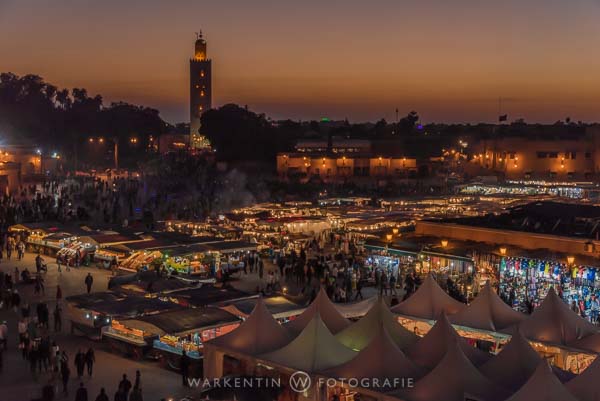 Großer Marktplatz in Marrakesch am Abend