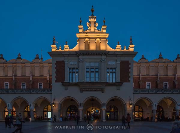 Tuchhallen in Krakau in blauer Stunde