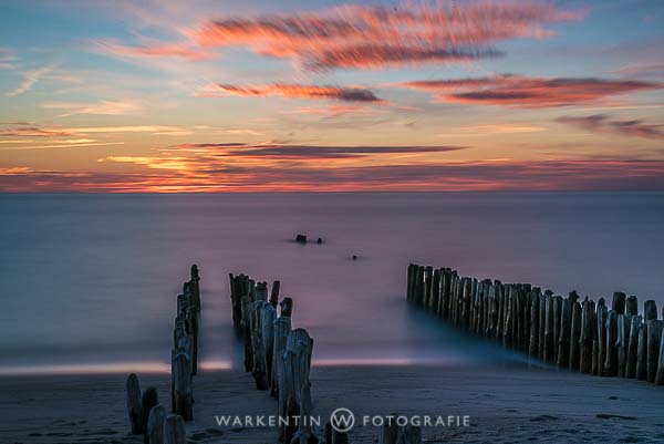 Am Weststrand von Sylt ist diese schöne Abendstimmung mit Langzeitbelichtung aufgenommen worden.